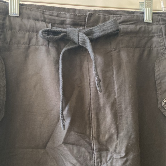 Women’s Vince black pants size Large 36% linen with cargo pockets Capri length - Picture 3 of 9